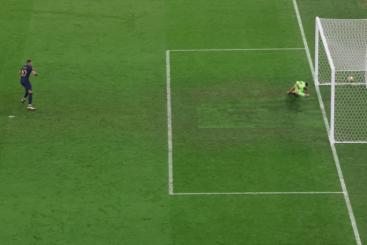 Mbapp faz o primeiro gol da Frana na final contra a Argentina e reduz vantagem do rival para 2 a 1. O francs cobrou pnalti cometido por Otamendi