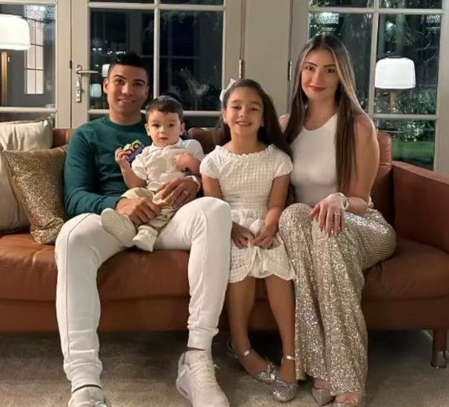 O volante brasileiro Casemiro, do Manchester United, passou o r�veillon ao lado da fam�lia