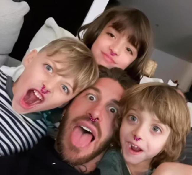 O zagueiro espanhol S�rgio Ramos, do PSG, e os filhos