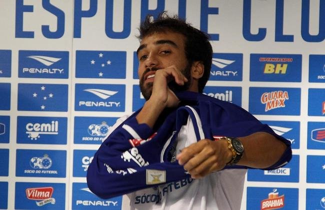 Gerente Valdir Barbosa e agente Gabriel o Pensador apresentaram meia Gabriel Xavier na Toca