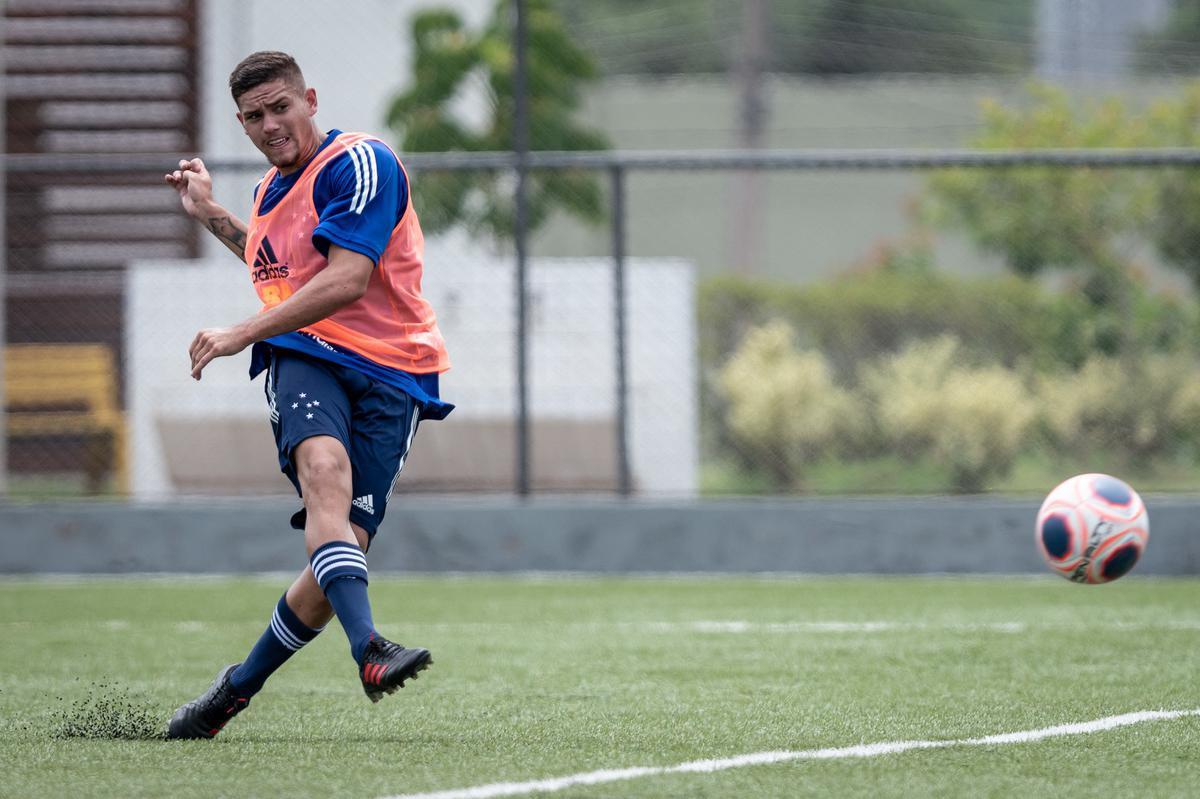 Equipe sub-20 do Cruzeiro treinou com novas camisas em preparação para a Copa São Paulo