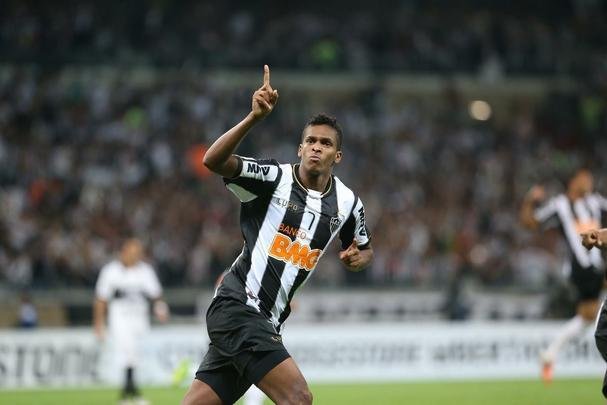 Jô - Com sete gols, foi artilheiro da Libertadores'2013. Em 2015, acertou com o Al-Shabab, dos Emirados Árabes. Após um ano, transferiu-se para o Jiangsu Suning, da China. Em 2018, assinou com o Corinthians. Pelo clube paulista, foi campeão brasileiro e artilheiro da competição com 18 gols. No início de 2018, foi negociado com o Nagoya Grampus, do futebol japonês. Pelo time nipônico, o atacante tem sete gols em 19 partidas.