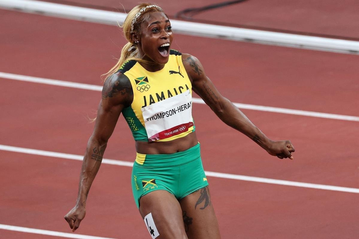 Fotos espetaculares da vitria da jamaicana Elaine Thompson-Herah nos 100m rasos dos Jogos Olmpicos de Tquio com o tempo de 10s61. A velocista quebrou o recorde olmpico e comandou o pdio jamaicano ao lado de Ann Fraser-Pryce, prata, e Shericka Jackson, bronze.