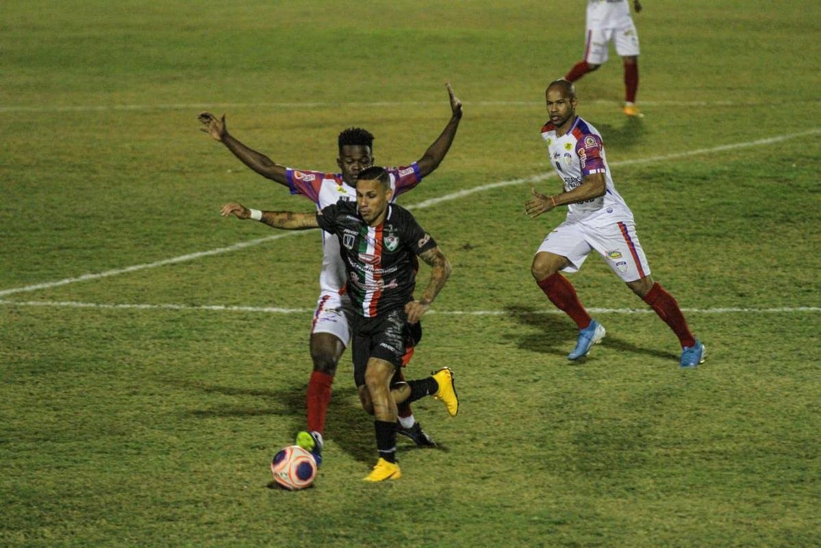 Jogando em casa, o Salgueiro foi melhor e imps o placar de 3 a 0 sobre o Afogados, confirmando a sua terceira deciso de ttulo do Campeonato Pernambucano, segunda contra o Santa Cruz.