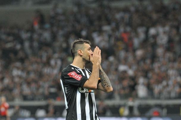 Lucas Pratto visivelmente abatido com vitria parcial do Grmio por 2 a 0