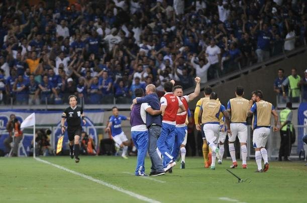 Rafinha ampliou para o Cruzeiro aps passe de Sass: 2 a 0