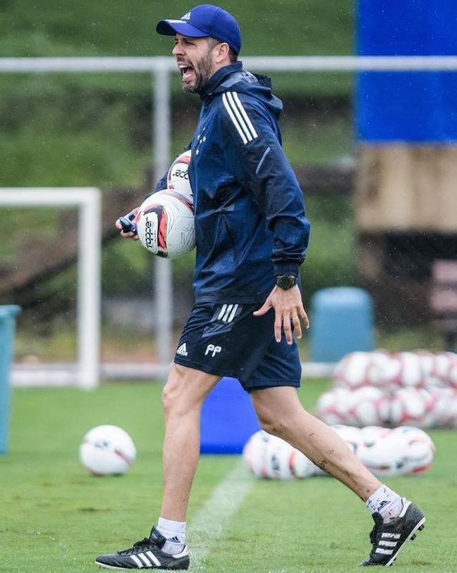 Imagens do treino do Cruzeiro neste sbado (8), sob forte chuva, na Toca da Raposa II, em Belo Horizonte