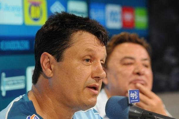 Fotos da apresentao de Adilson Batista como novo tcnico do Cruzeiro. Tcnico teve reunio com jogadores na Toca da Raposa II, falou com a imprensa e depois comandou seu primeiro treino