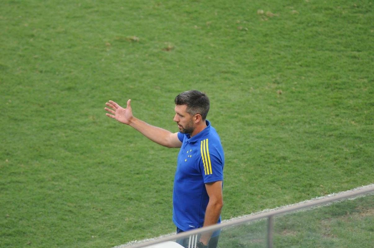 Cruzeiro goleou URT por 3 a 0 no Independncia com gols de Thiago, Machado e Edu em sua estreia no Mineiro. Ronaldo, dono da SAF, assistiu  partida no Horto. Duelo marcou estreia do tcnico uruguaio Paulo Pezzolano