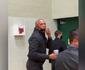 À la LeBron! Obama acerta cesta de três durante campanha americana; veja!