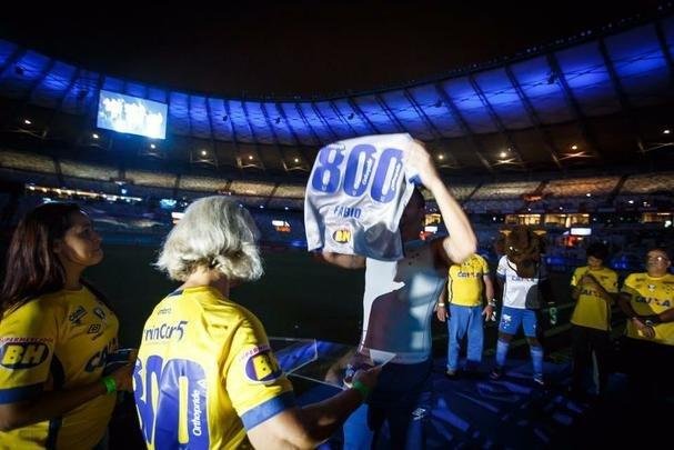 Antes de jogo entre Cruzeiro e Cear, goleiro Fbio foi homenageado pelas 800 partidas a servio do clube. Na imagem, todos os trofus conquistados pelo camisa 1 no time celeste: seis Campeonatos Mineiros (2006, 2008, 2009, 2011, 2014 e 2018), trs Copas do Brasil (2000, 2017 e 2018) e dois Campeonatos Brasileiros (2013 e 2014).