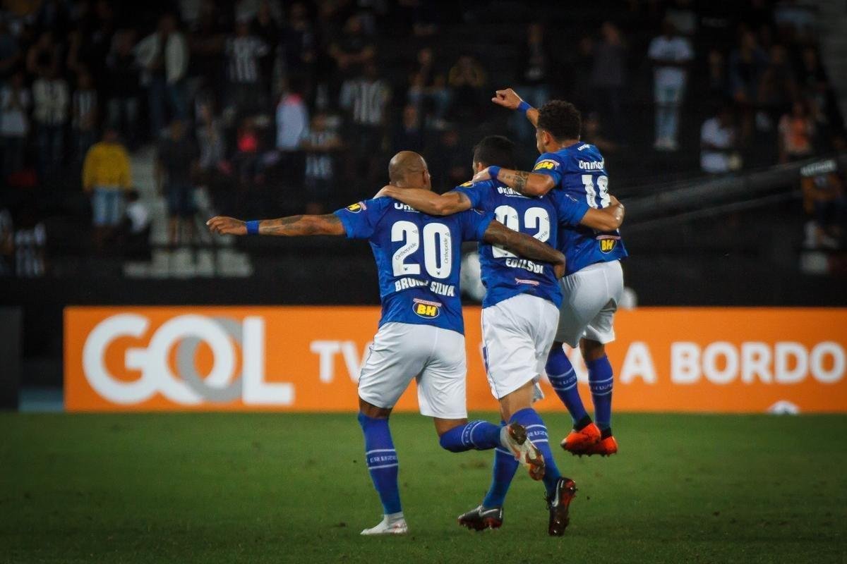 Imagens do jogo entre Botafogo e Cruzeiro, no Estdio Nilton Santos, no Rio de Janeiro