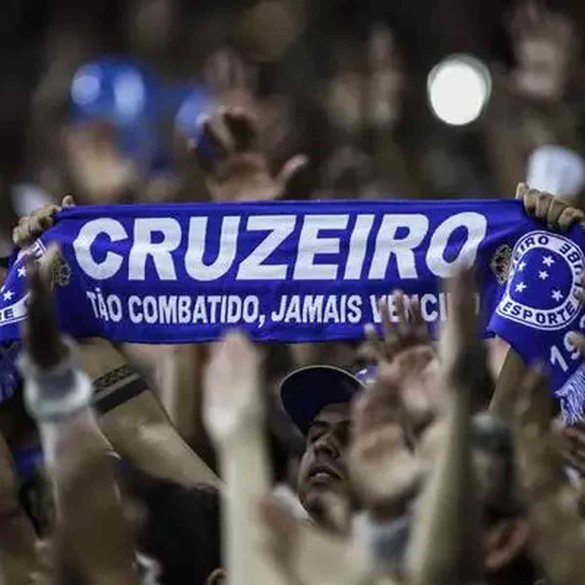 Torcedores do Cruzeiro personalizam Kombi para ir aos jogos; confira