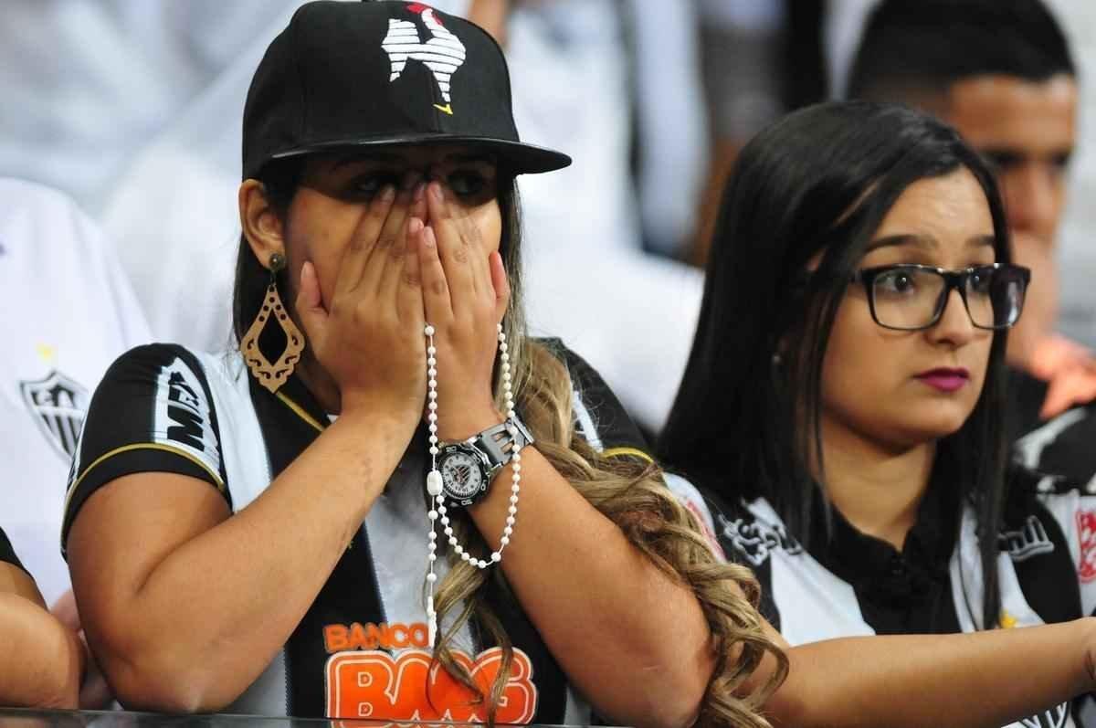 Irritados com eliminao para bolivianos no Mineiro, torcedores chegaram a oferecer dinheiro aos jogadores