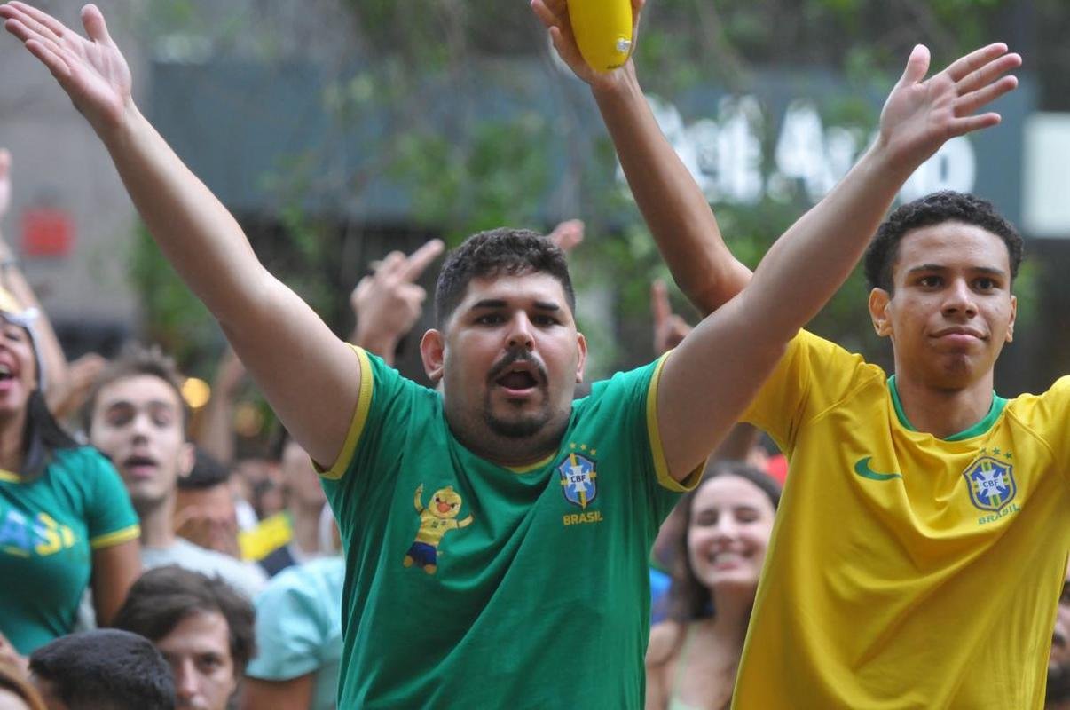 Torcedores se concentraram nos bares da Savassi, em Belo Horizonte, para acompanhar o jogo entre Brasil x Camares pela Copa do Mundo