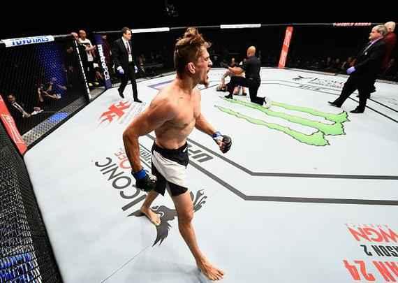 Niko Price (luvas azuis) venceu Brandon Thatch por finalizao aos 4m30s do primeiro round