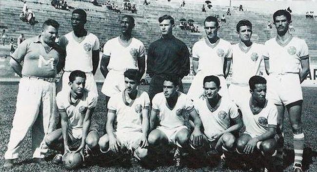 14- Pelau - 98 gols em 171 jogos (1955 a 1959).  o segundo agachado da esquerda para a direita.