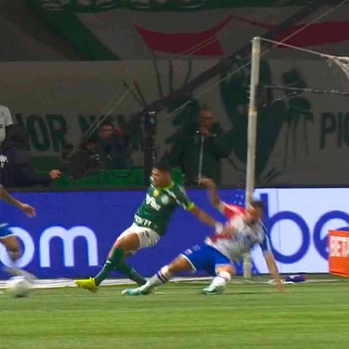 Um momento incrível entre GRs: Roncaglio defende penalti com a cara, tomba  com a baliza e foi Sarmiento (outro GR) a acudir (VIDEO) : A Última Barreira