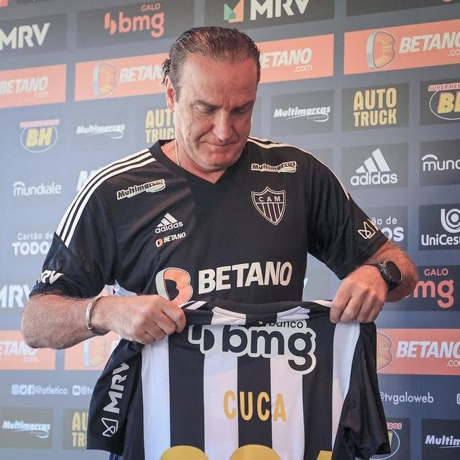 Nesta tera-feira (26), Cuca foi apresentado como treinador do Atltico - pela terceira vez na carreira. Primeiro, foi saudado pelo diretor de futebol Rodrigo Caetano e concedeu entrevista coletiva na sala de imprensa da Cidade do Galo. Depois, comandou o primeiro treino com o elenco no CT, j pensando no confronto contra o Internacional, pelo Campeonato Brasileiro.
