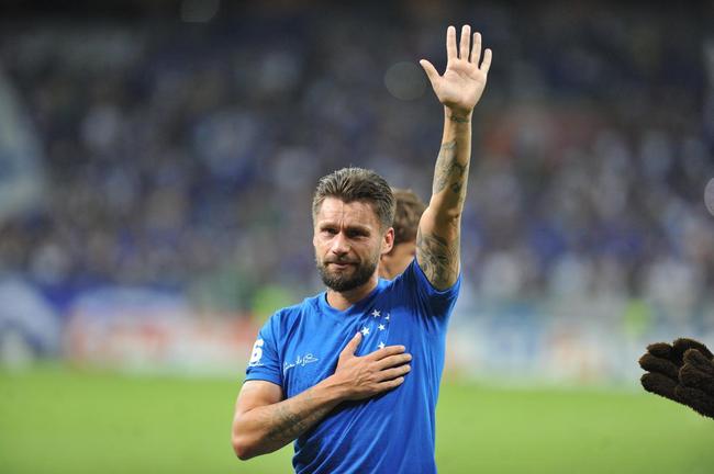 Ao lado dos filhos, Rafinha e Nicholas, Rafael Sobis foi aos prantos no Mineiro em sua despedida do futebol com a camisa do Cruzeiro. Depois de trocar a camisa com o histrico craque celeste Dirceu Lopes, ele saudou os torcedores e teve o nome gritado pelo estdio lotado. Noite foi de muita emoo para o agora ex-atacante, de 36 anos.