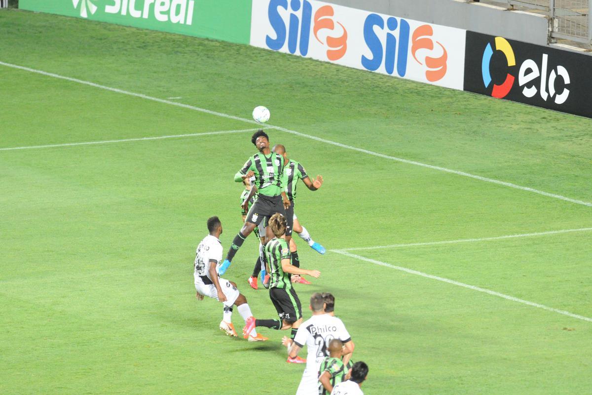 Fotos do duelo entre Amrica e Ponte Preta, no Independncia, em Belo Horizonte, em jogo de volta da quarta fase da Copa do Brasil