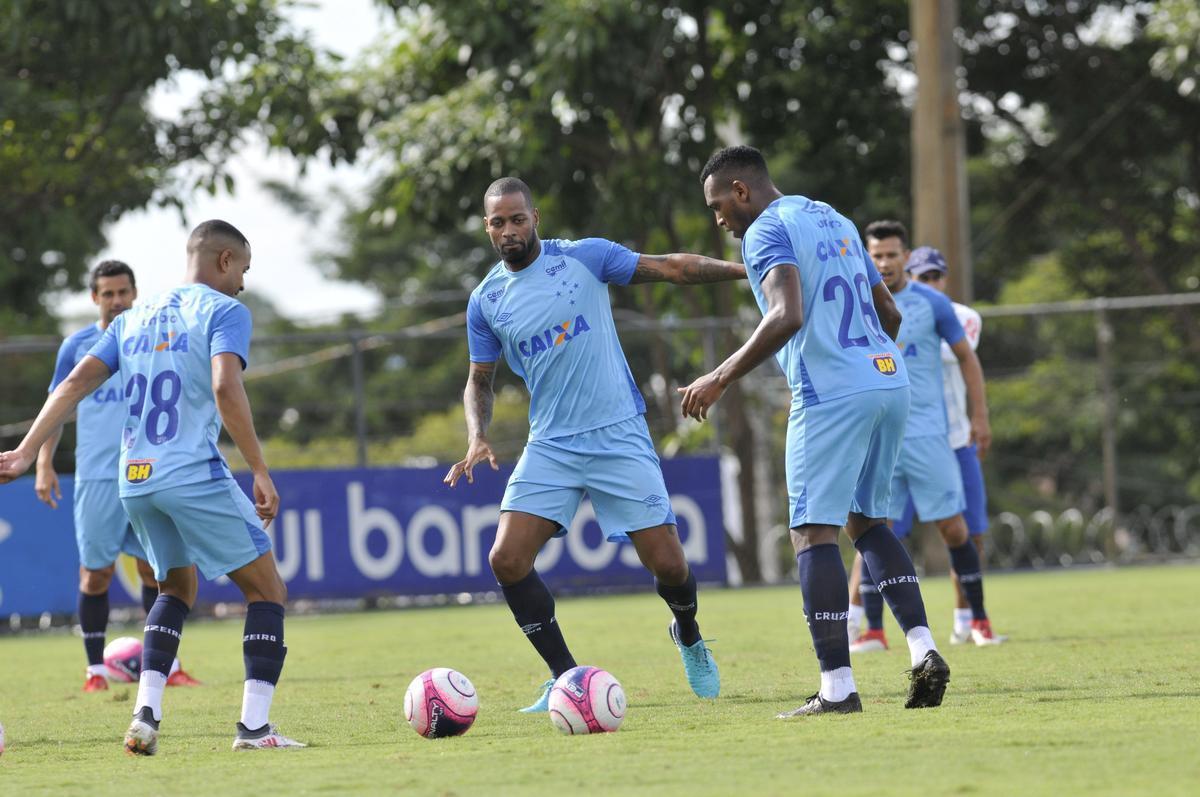Mano Menezes montou Cruzeiro que deve encarar o Villa Nova no sbado e promoveu trs mudanas em relao ao ltimo jogo: Murilo entrou na vaga de Leo, Egdio no lugar de Marcelo Hermes e Robinho deu lugar a Ariel Cabral