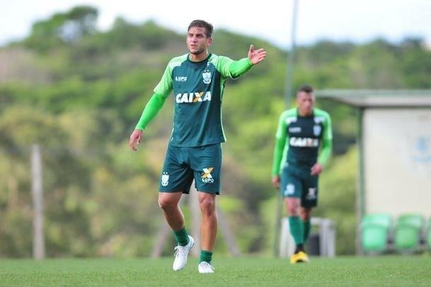 Técnico acompanhou treinamento regenerativo do elenco nesta segunda-feira