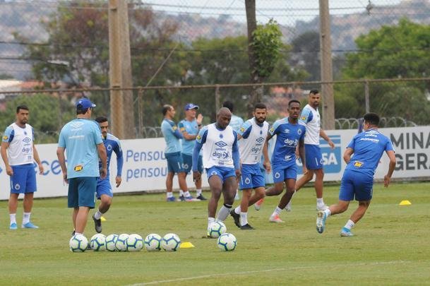 Adilson Batista em ao em seu primeiro treino  frente do Cruzeiro