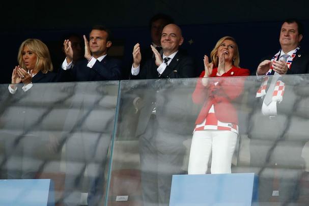 Presidente francês Emmanuel Macron, presidente croata Kolinda Grabar-Kitarovic, presidente da Fifa Gianni Infantino e o presidente russo Vladimir Putin no estádio Luzhniki, em Moscou