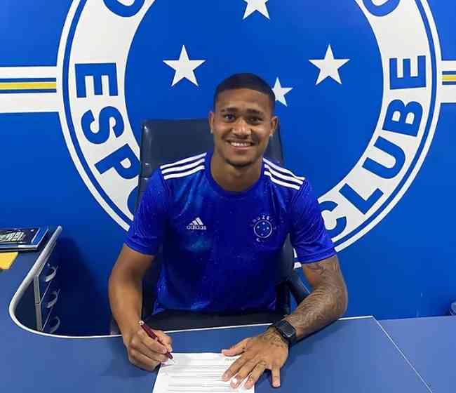 Breno assinou novo contrato com o Cruzeiro