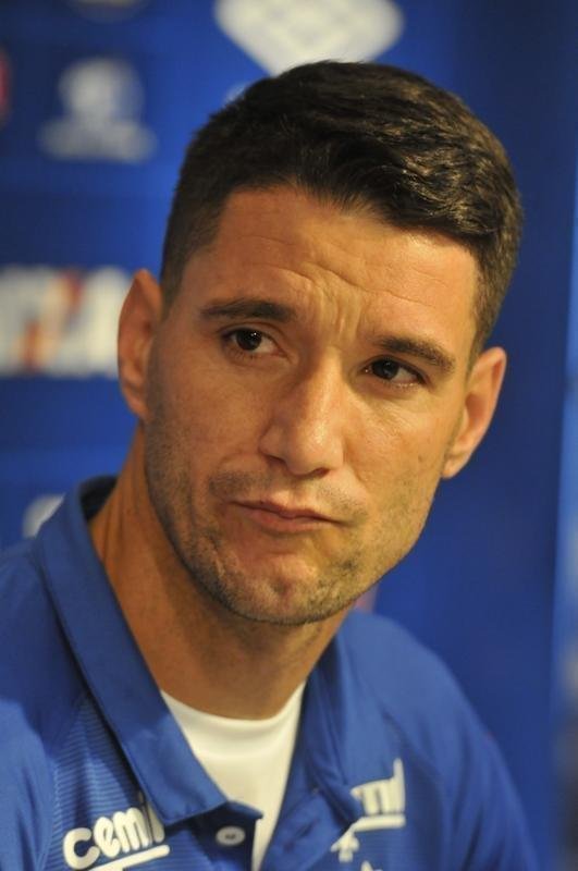 Thiago Neves foi apresentado no Cruzeiro pelo presidente Gilvan de Pinho Tavares