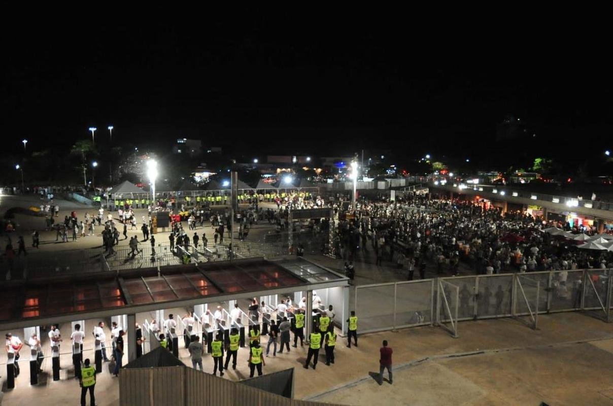 Atleticanos invadiram o Mineiro no jogo contra o Grmio e bateram recorde de pblico no Brasileiro; veja fotos do entorno do estdio antes da partida