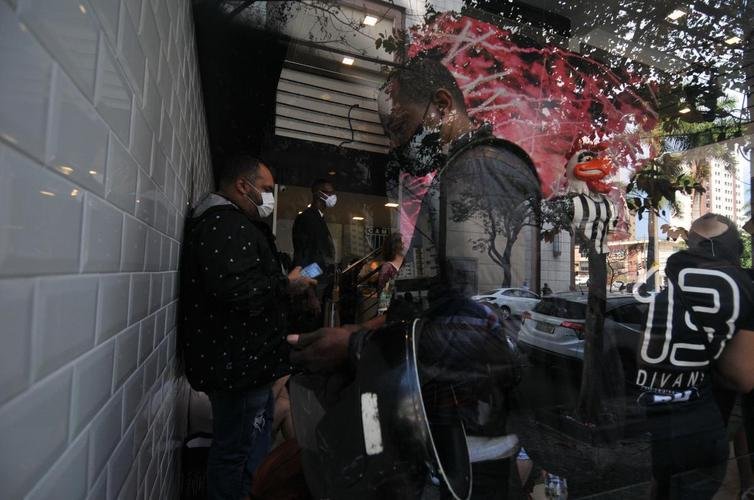 Torcedores do Atlético fazem fila por ingresso para jogo com River Plate