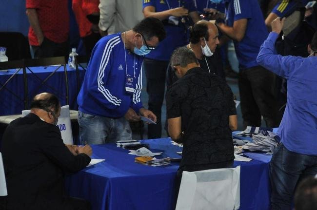 Conselheiros e associados do Cruzeiro durante votao de mudana do Estatuto do clube. Assembleia geral autorizou venda de at 90% das aes da SAF para investidores. Houve festa dos cruzeirenses no Parque Esportivo do Barro Preto, em BH, devido  possibilidade de chegada de recursos para tornar o futebol mais competitivo a partir de 2022.