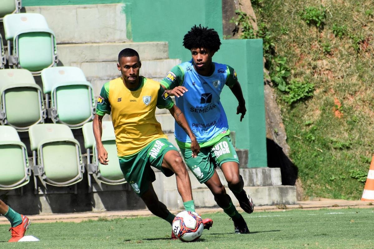 O Amrica segue com treinamentos intensivos voltados para a disputa do Campeonato Mineiro. No prximo sbado (27), o Coelho estreia no estadual diante do Boa Esporte, s 19h. A partida ser realizada no Independncia, em Belo Horizonte. A tendncia  que, neste primeiro compromisso, o tcnico Lisca utilize jogadores que tiveram menor minutagem na temporada 2020/21, alm de nomes promissores das categorias de base do clube.