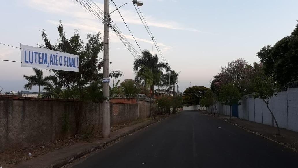 Faixas de apoio ao Cruzeiro so estendidas em Belo Horizonte antes da partida contra o FLuminense