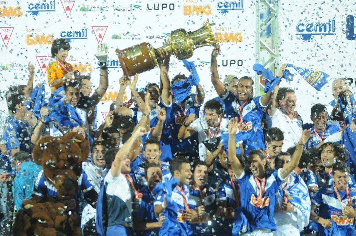 F�bio conquistou seu quarto t�tulo mineiro em 2011, depois de vit�ria por 2 a 0 sobre o Atl�tico, na Arena do Jacar�