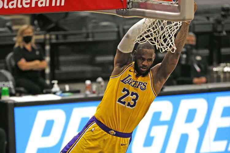 Los Angeles Lakers derrota San Antonio Spurs com LeBron de volta