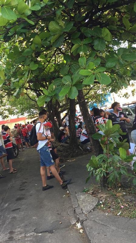 Enquanto a bola rolava para Ferroviário e Santa Cruz, neste domingo, grupo de torcedores se encontraram na sede do estádio do Arruda para protestar
