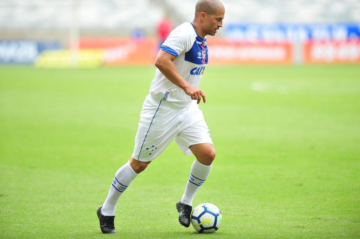 Cruzeiro: time campeo da Trplice Coroa de 2003 venceu equipe de masters por 2 a 1, neste domingo, em jogo festivo realizado no Mineiro