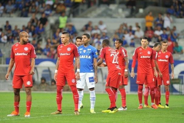 Imagens do duelo entre Cruzeiro e Internacional, no Mineiro, pela 22 rodada do Brasileiro 