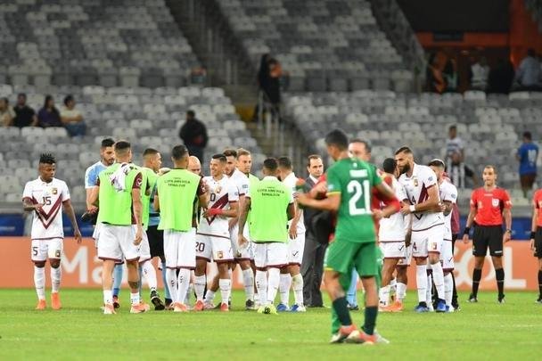 Imagens da partida entre Bolvia e Venezuela