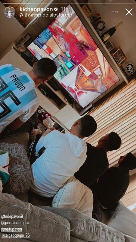 Atacante Pavn com amigos na Argentina