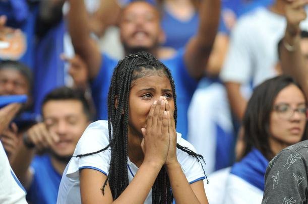 Torcedores choram no Mineiro com derrota e rebaixamento do Cruzeiro