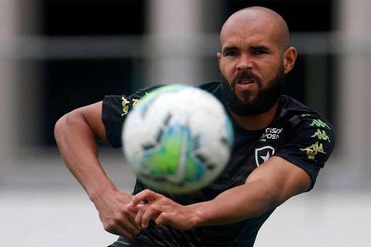 Z Welison - O volante de 25 anos ficar emprestado ao Botafogo at o fim do Campeonato Carioca, em maio de 2021. Ele j entrou em campo 15 vezes com a camisa do Glorioso e no marcou gol. 