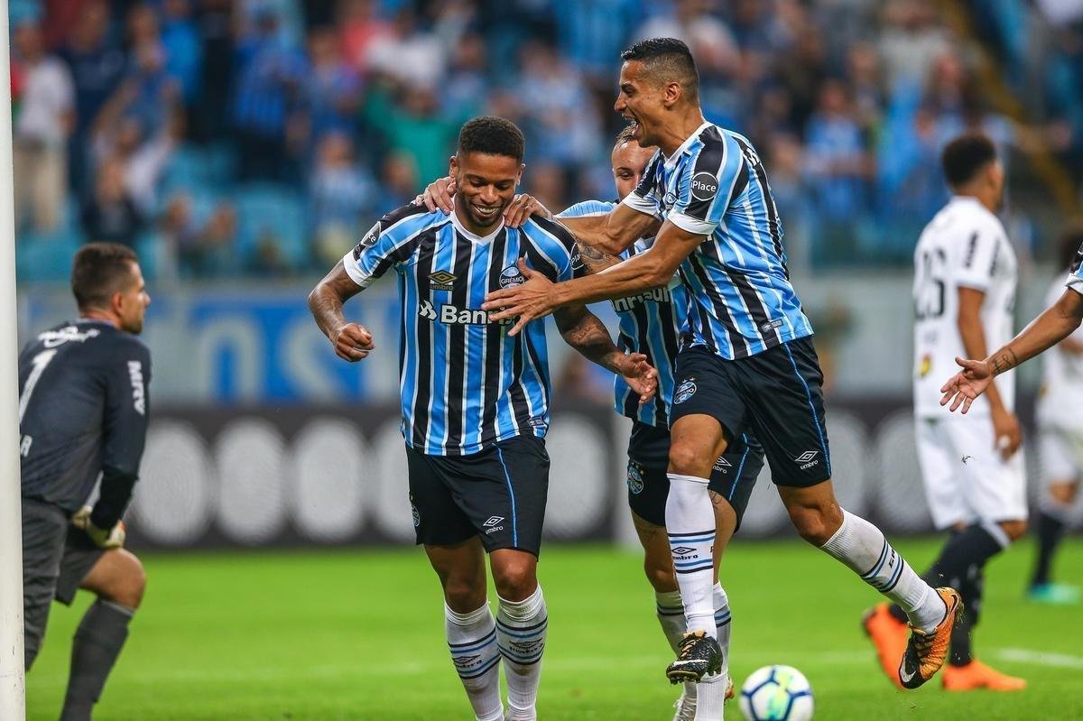 Grmio jogou melhor e conseguiu vitria por 2 a 0 sobre o Atltico na Arena, em Porto Alegre, pela 13 rodada do Campeonato Brasileiro