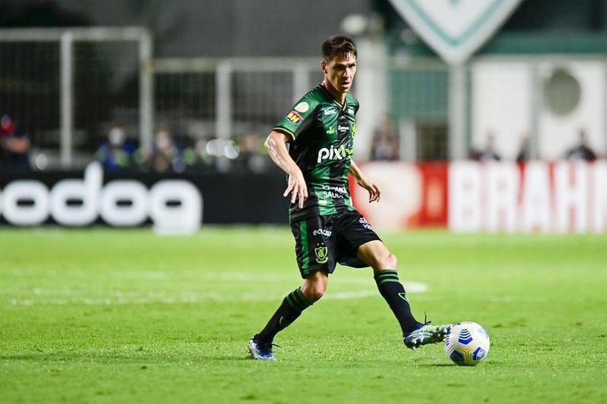 O meio-campista Alê renovou seu contrato com o América até junho de 2024