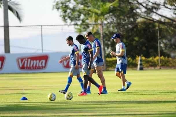 Depois de invaso de torcida organizada, jogadores trabalharam normalmente. Ded foi entregue  preparao fsica, assim como volante Marciel. Time enfrenta o Vitria na quarta-feira pela Copa do Brasil