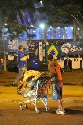 Torcida do Cruzeiro encarou frio e crise de abastecimento para apoiar o time contra o Palmeiras, no Mineiro