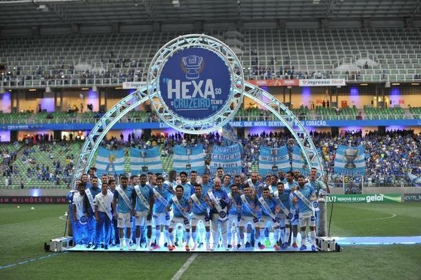 Jogadores, integrantes da comisso tcnica e dirigentes do Cruzeiro recebem faixas alusivas ao ttulo da Copa do Brasil